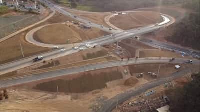 Vista aérea do entroncamento da Perimetral de Itatiba, com alças de acesso e taludes concluídos