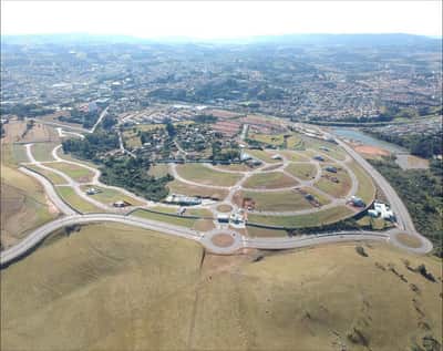 Vista aérea do loteamento Portal San Giovanni com o traçado das ruas e rotatórias já executado, em Itatiba/SP