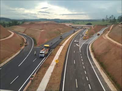 Pista dupla da rodovia SP-083 concluída, com sinalização horizontal executada e tráfego liberado