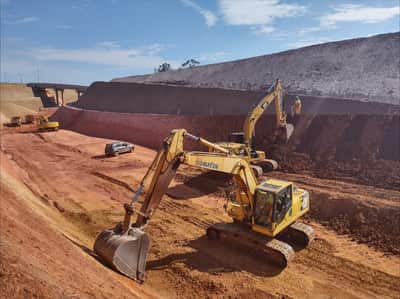 Escavadeiras hidráulicas trabalhando no corte do terreno para a implantação do trecho rodoviário