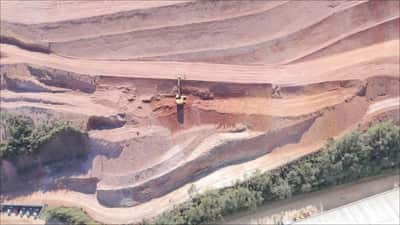 Vista aérea do corte em bancadas executado no terreno do empreendimento